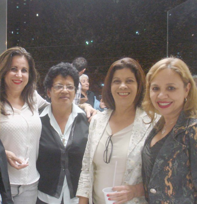 5] Nádia Alcure (à esquerda) diretora do Sistema de Bibliotecas do Espírito Santo, e parte de sua equipe