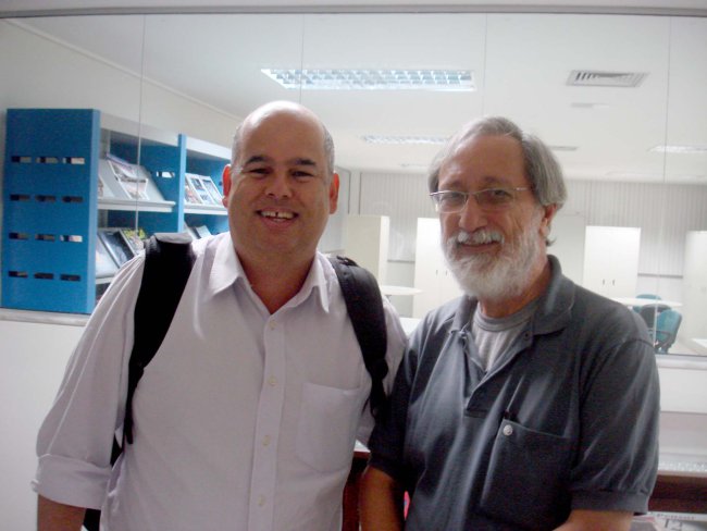 2] o jornalista Leonel Ximenes, de A Gazeta, e o escritor Reinaldo Santos Neves